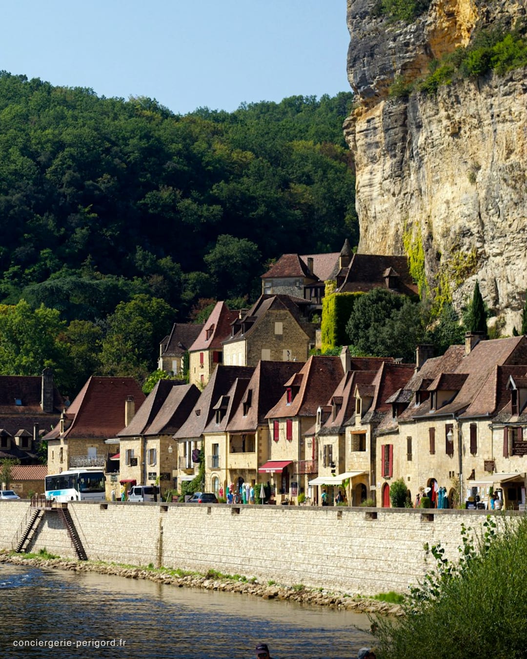 Village du Périgord au bord de la Dordogne, embarcation traditionnelle sur la rivière