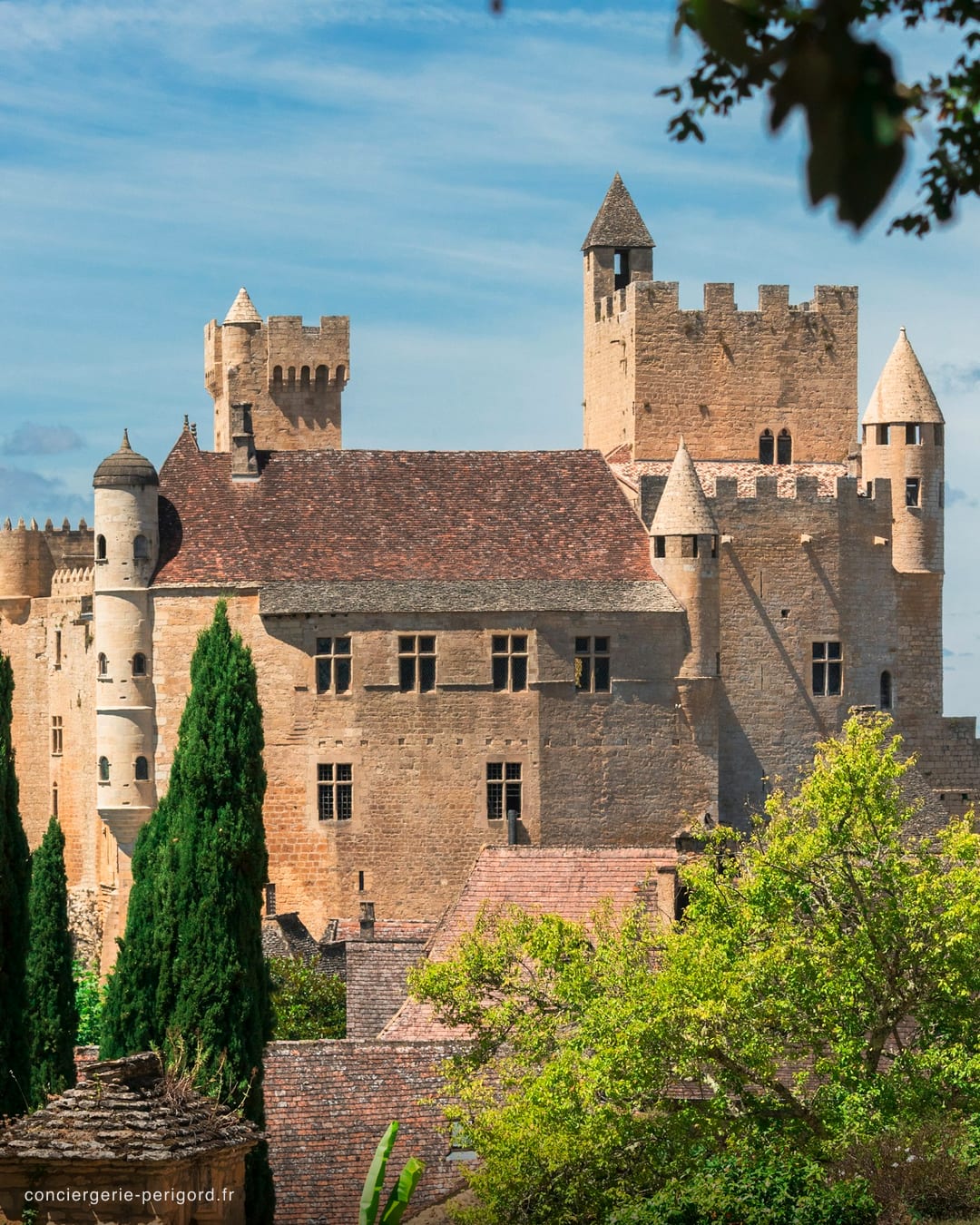 Village médiéval de Beynac-et-Cazenac et son château perché surplombant la Dordogne