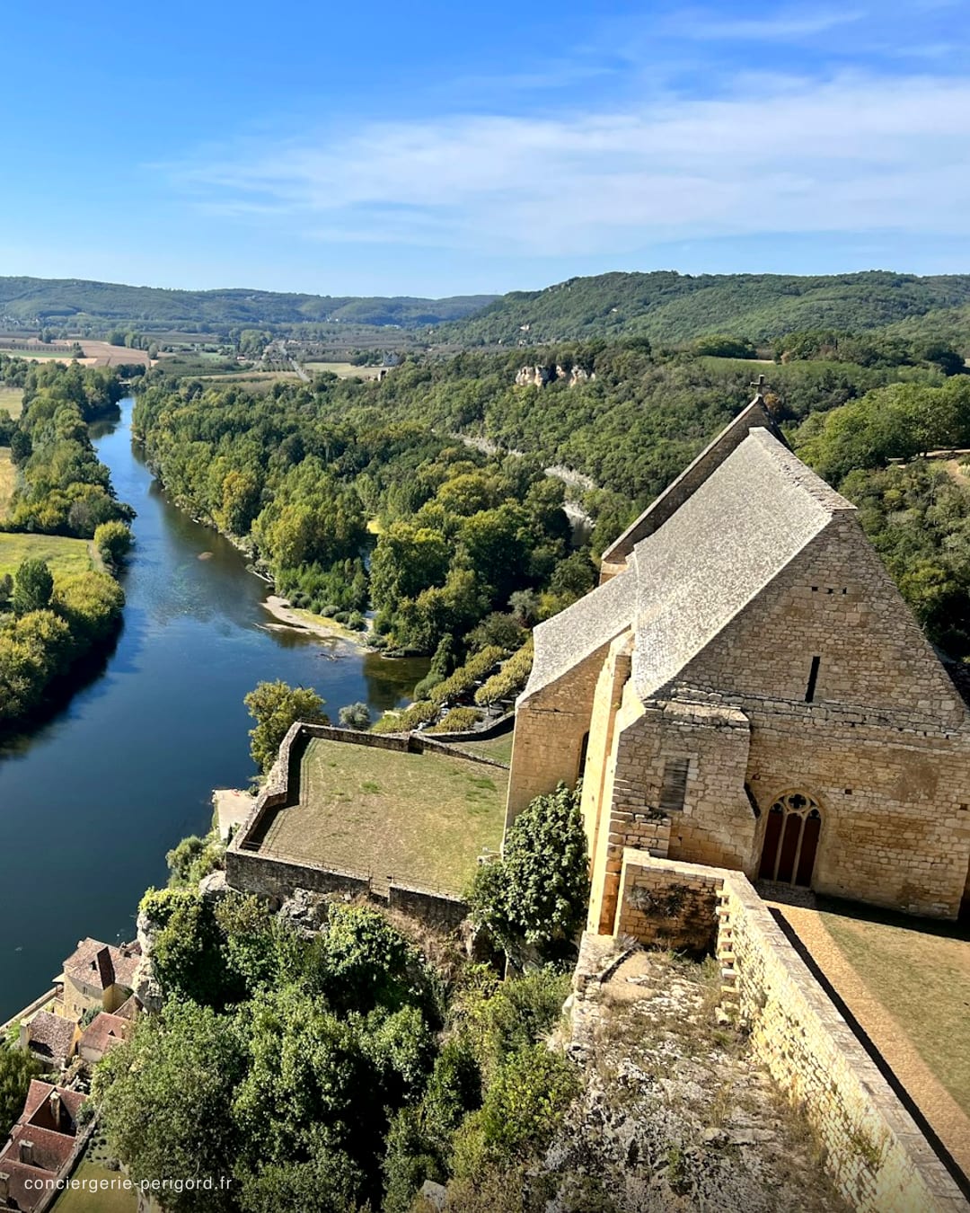 Le bourg du Bugue au bord de la Vézère, au carrefour des vallées Vézère et Dordogne
