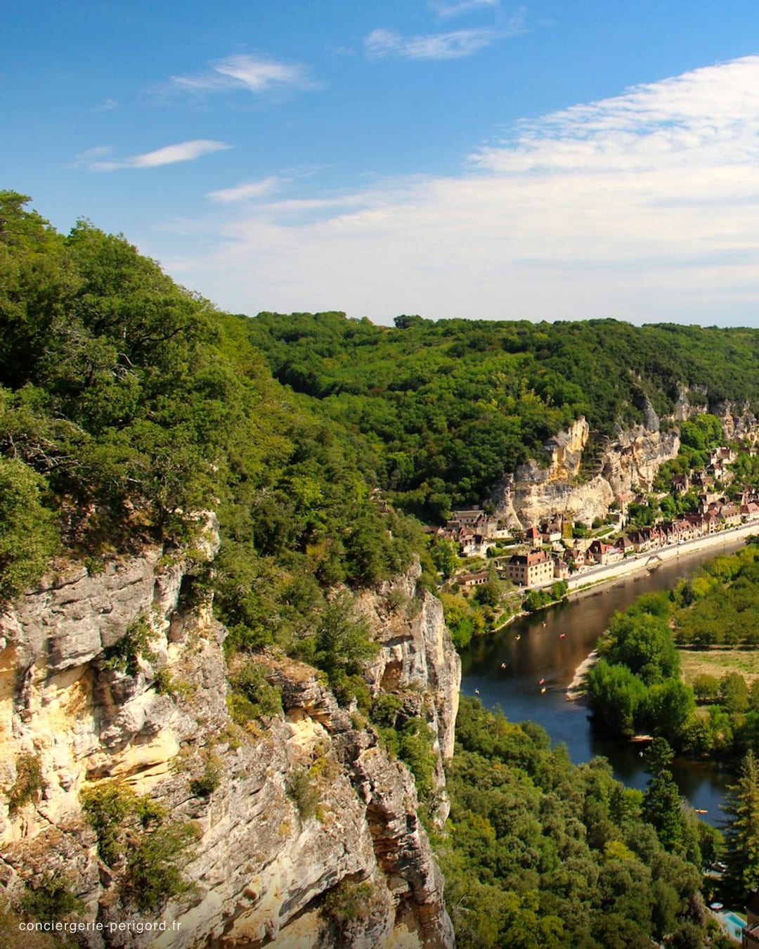 Musée National de Préhistoire et falaises calcaires aux Eyzies-de-Tayac, capitale mondiale de la préhistoire