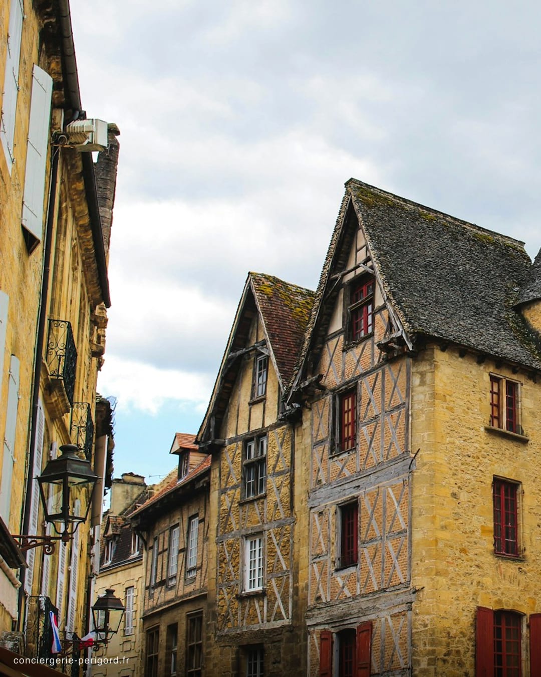 Place de la Liberté à Sarlat-la-Canéda, cœur historique de la cité médiévale du Périgord Noir